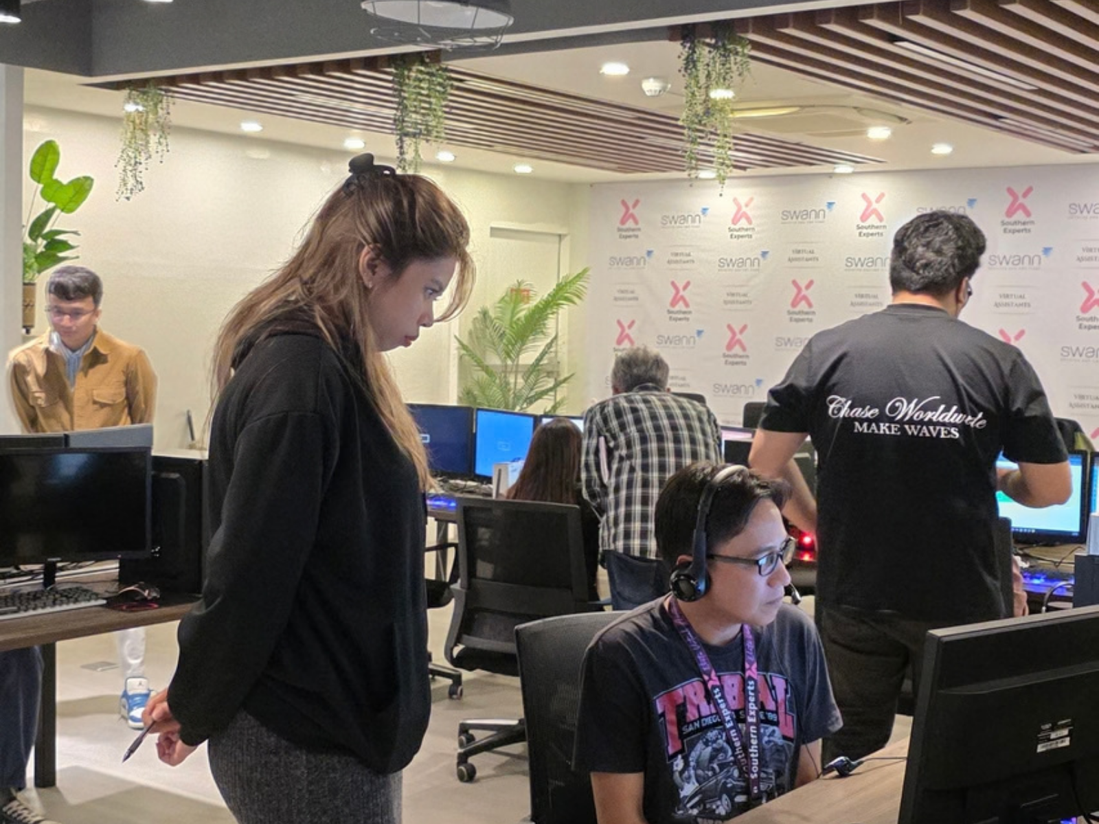 SX colleagues working together at a customer support workstation
